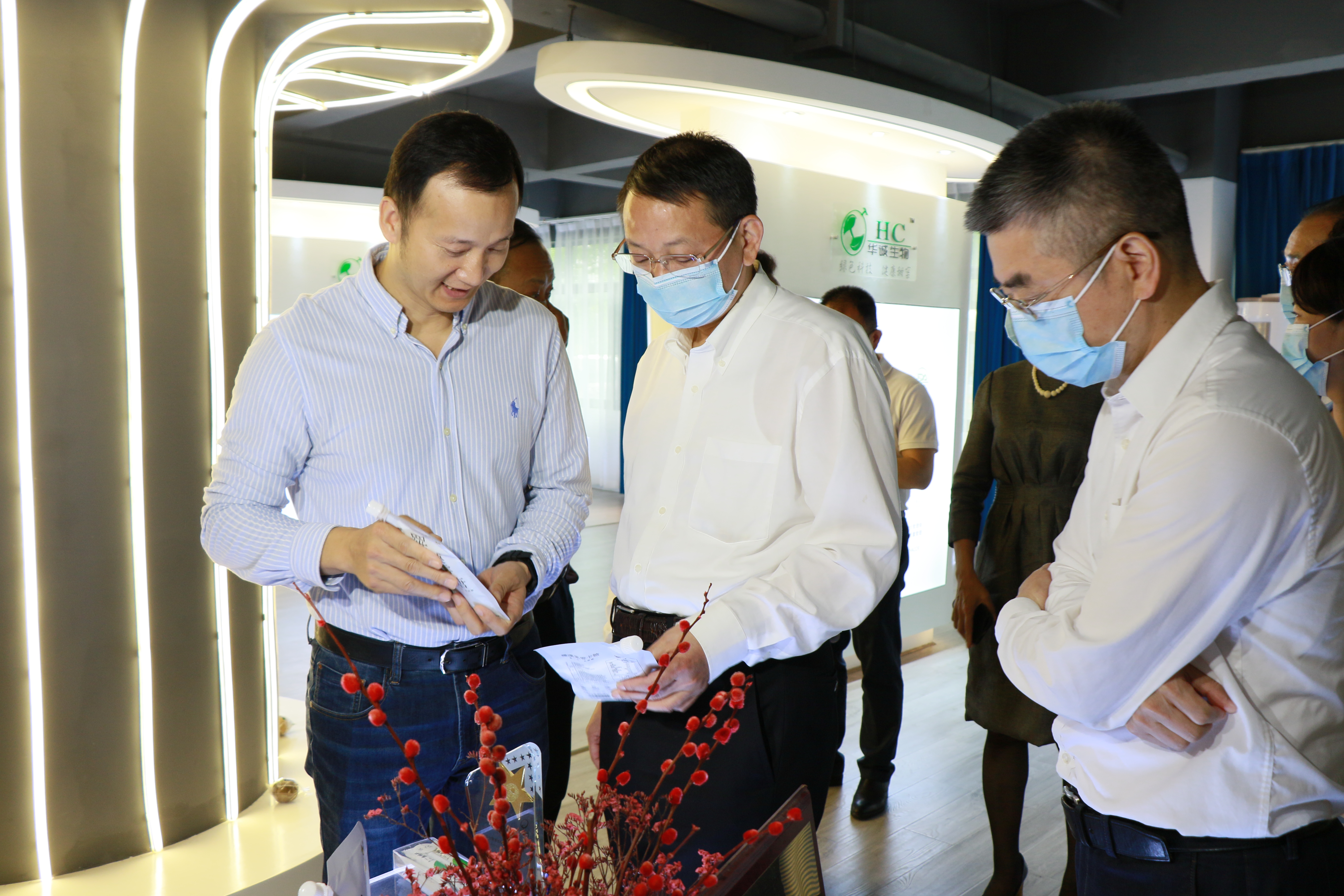 市政协主席会议成员调研企业食品生产工作。   均为长沙晚报通讯员邓芳摄