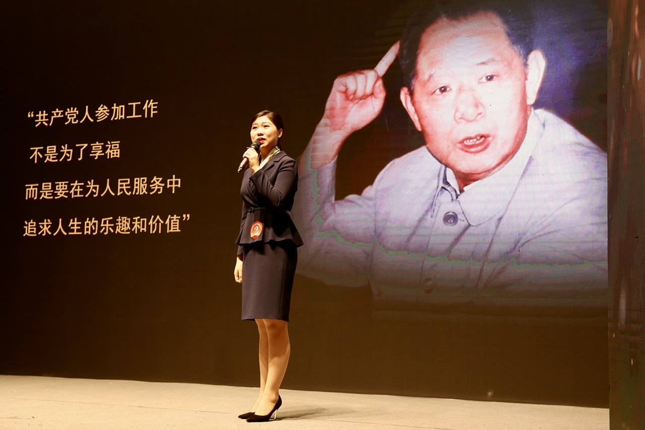 胡耀邦同志纪念馆的选手陈琼以主题讲解《一张地图里的初心》斩获一等奖。