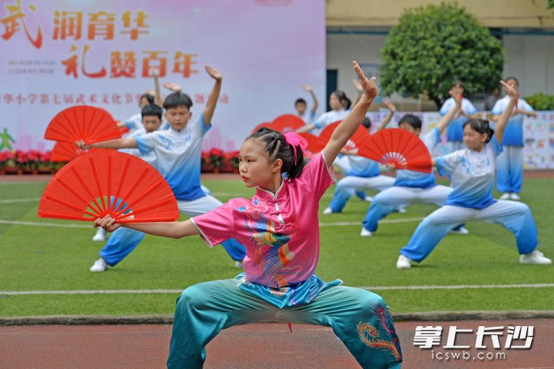 英姿飒爽的扇子武术操。所有照片由学校提供。