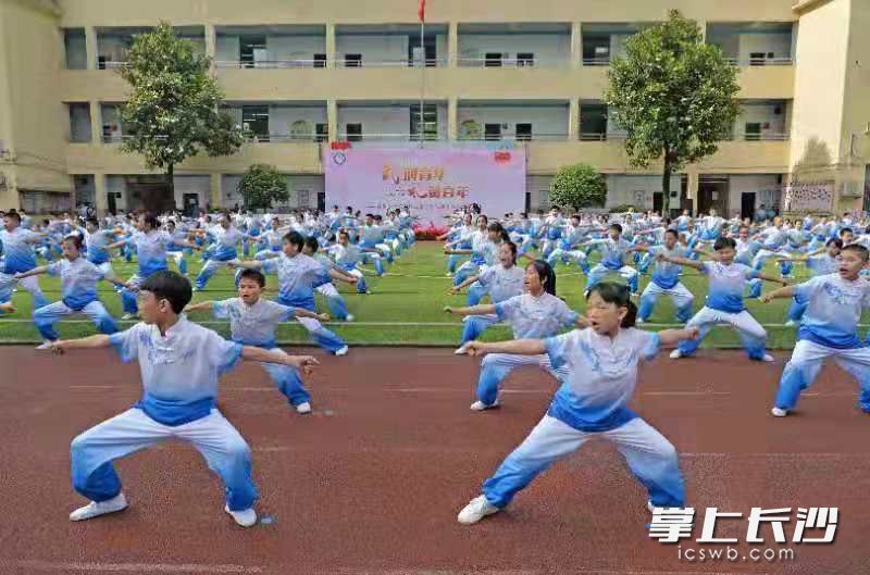 武术表演师生全员参与。