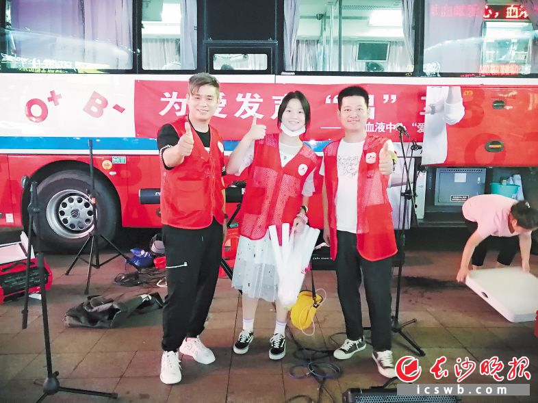 龙晓钰(图中) 龙晓钰(图中)