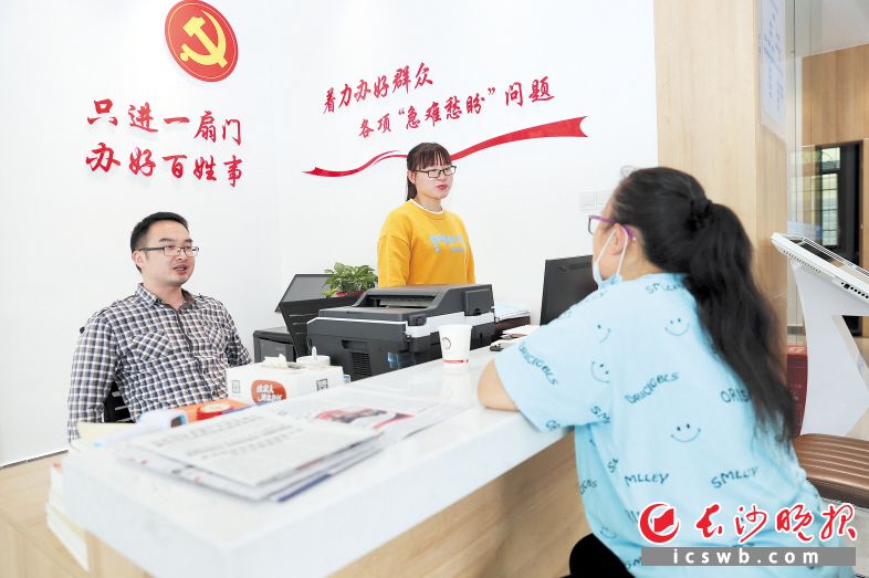 ▲不久前，广东的崔女士来到永安镇“党建+微网格”社会治理服务中心求助，工作人员热情接待，并最终帮其拿到7万元赔偿款。颜开云 摄
