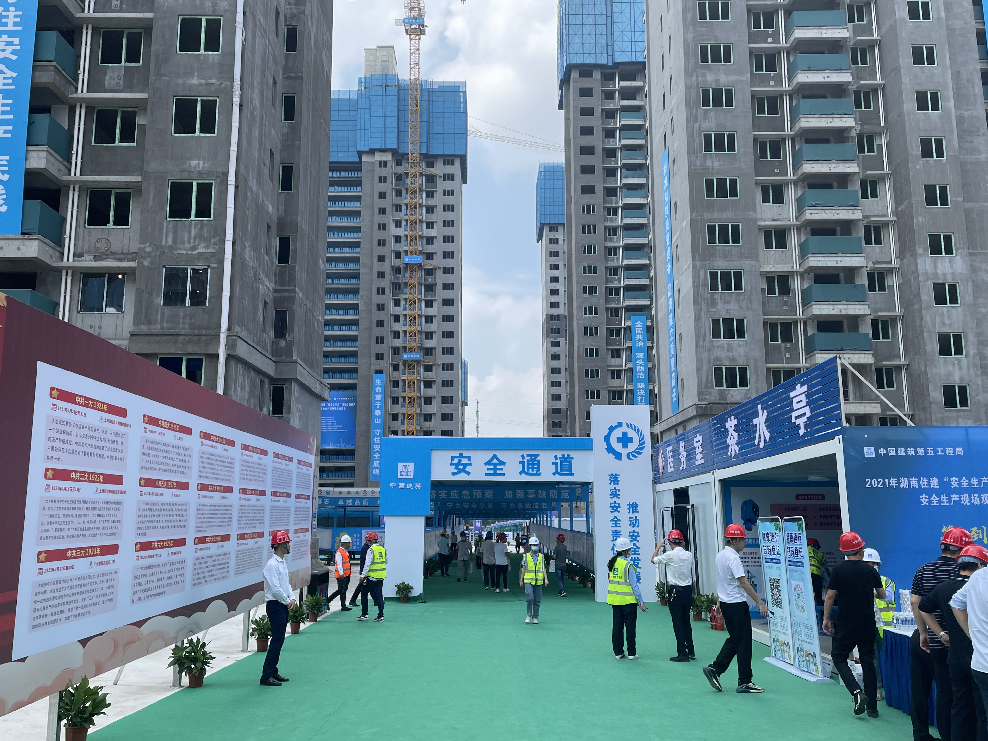 启动仪式后，与会者观摩了保利恒伟时光印象一期项目。
