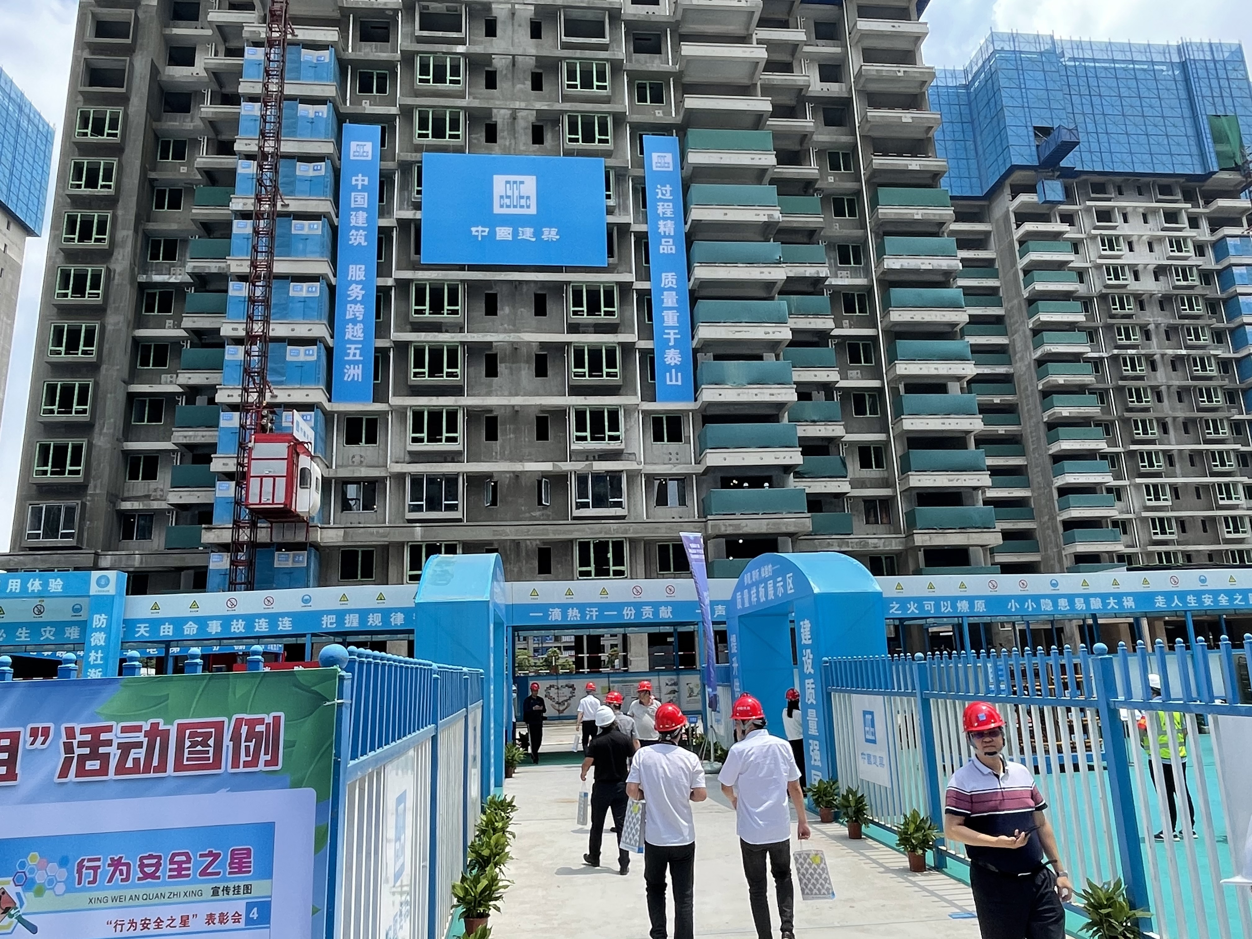 与会者正在项目现场参观。