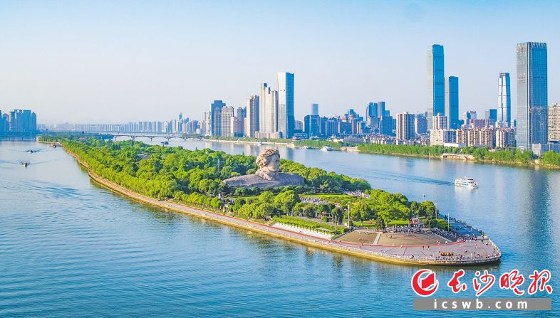 橘子洲是长沙的城市客厅，也是外地游客必到的打卡点之一。长沙晚报全媒体记者 邹麟 摄