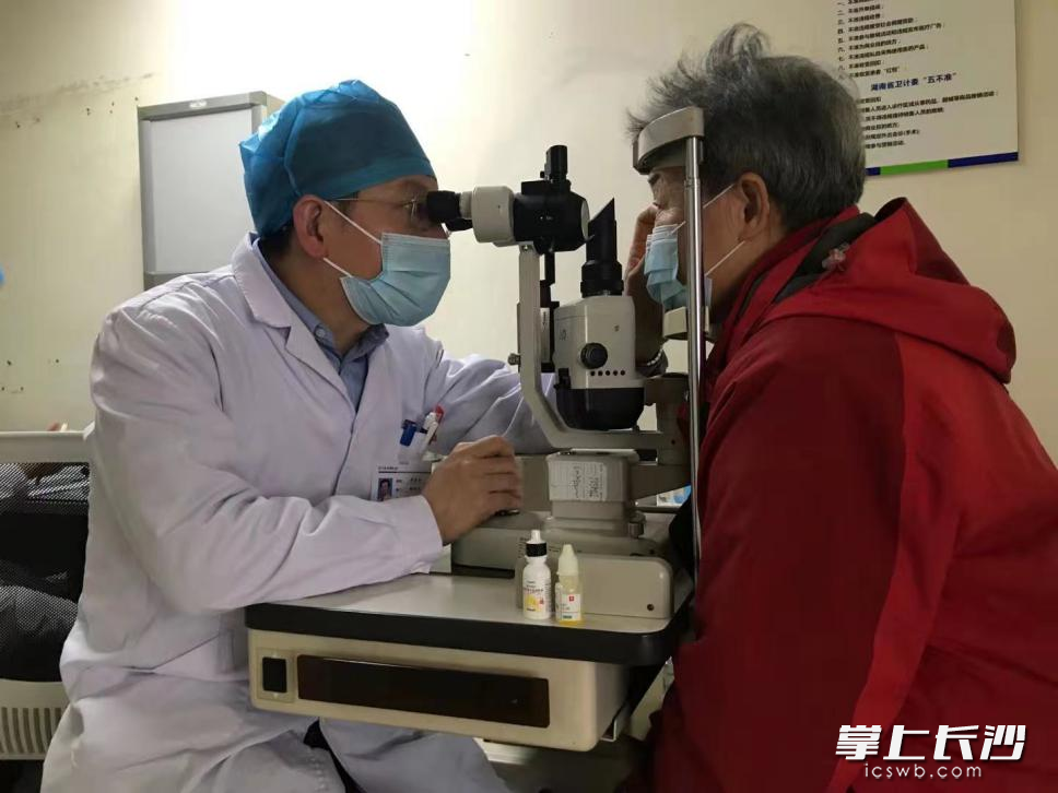 段宣初教授为周阿姨做详细检查。
