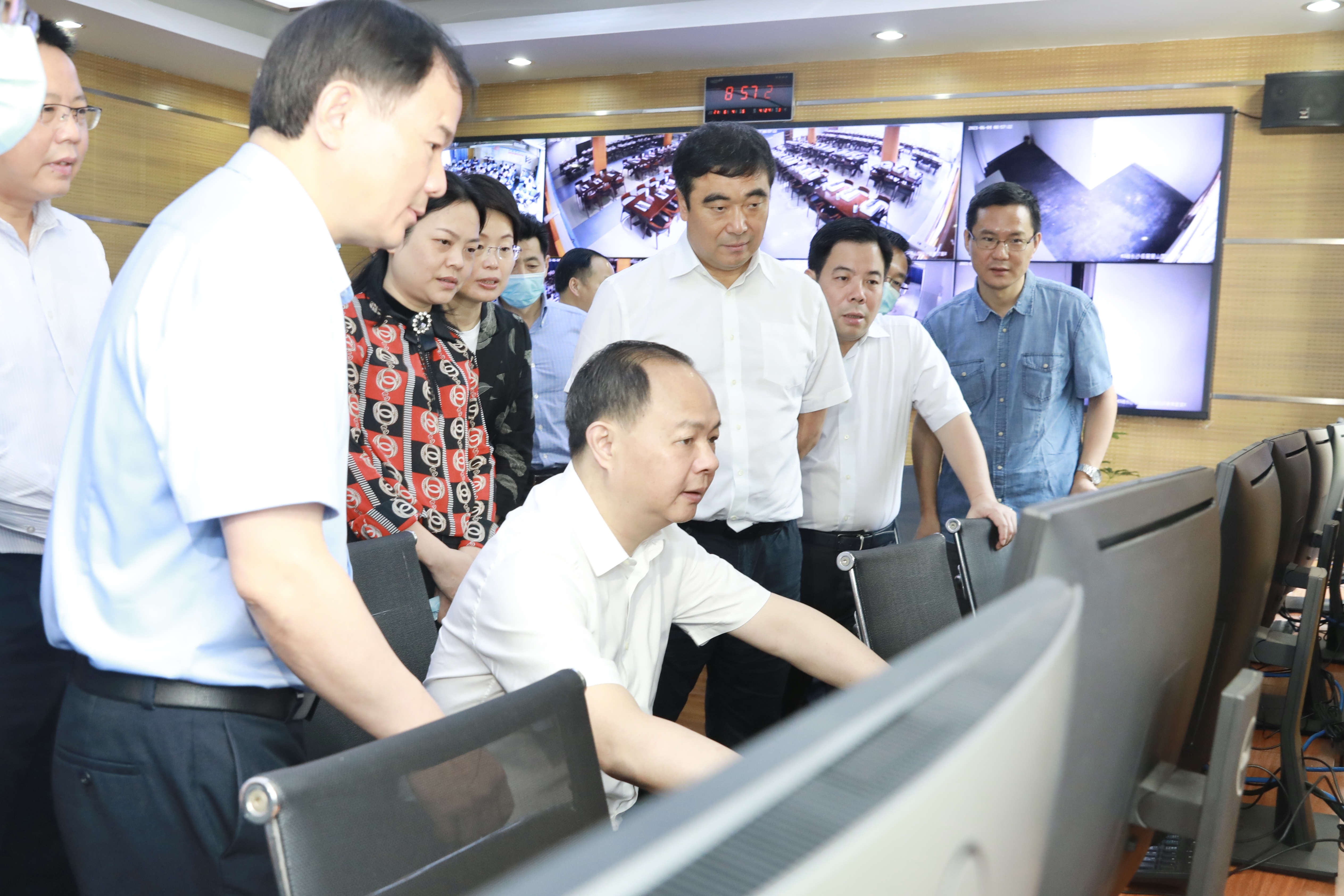 郑建新实地察看考点监控室。刘书勤摄