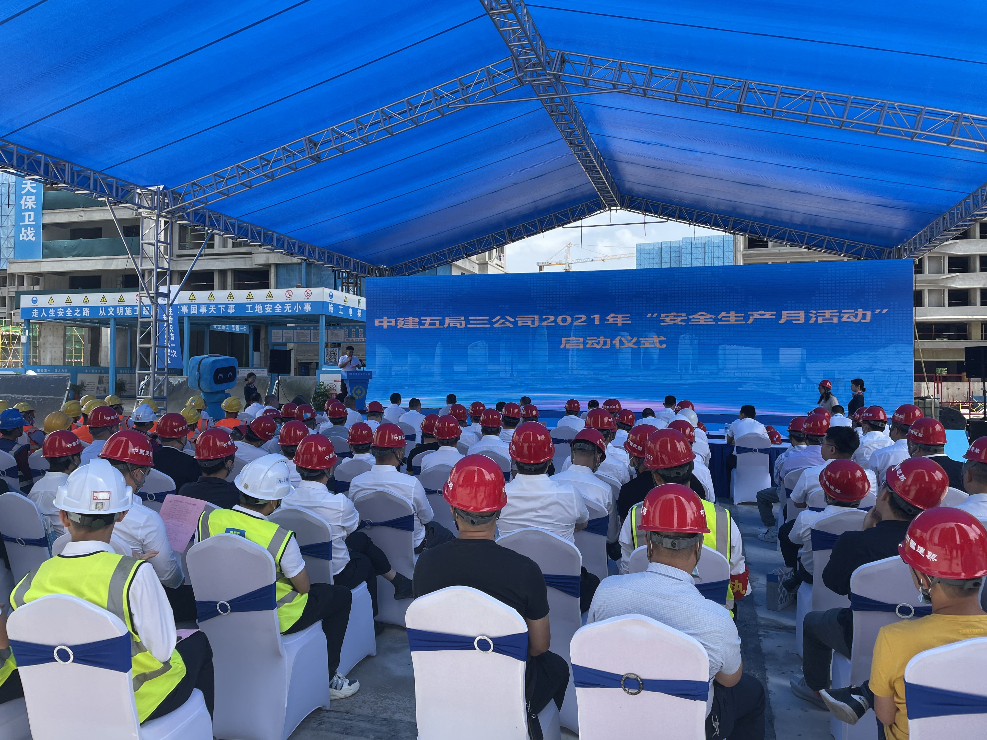 6月4日，中建五局三公司举行的安全生产月活动启动仪式。