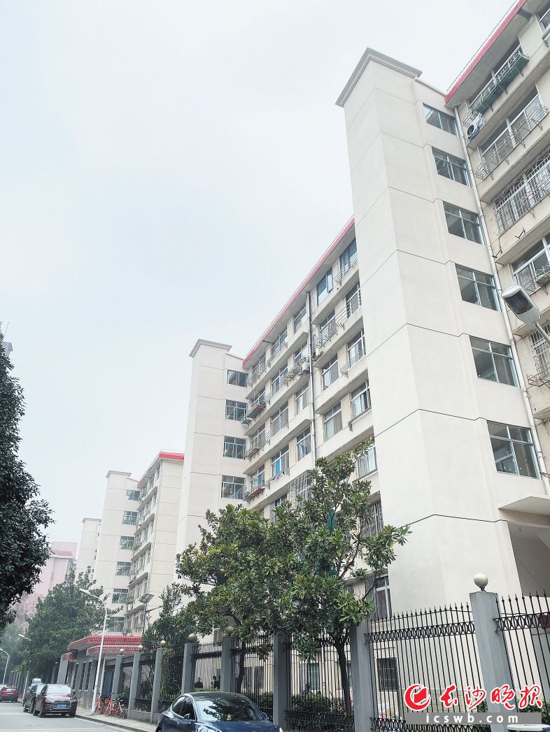 图为芙蓉区一单位宿舍加装电梯后，电梯风格与建筑原风格保持一致。长沙市住建局供图