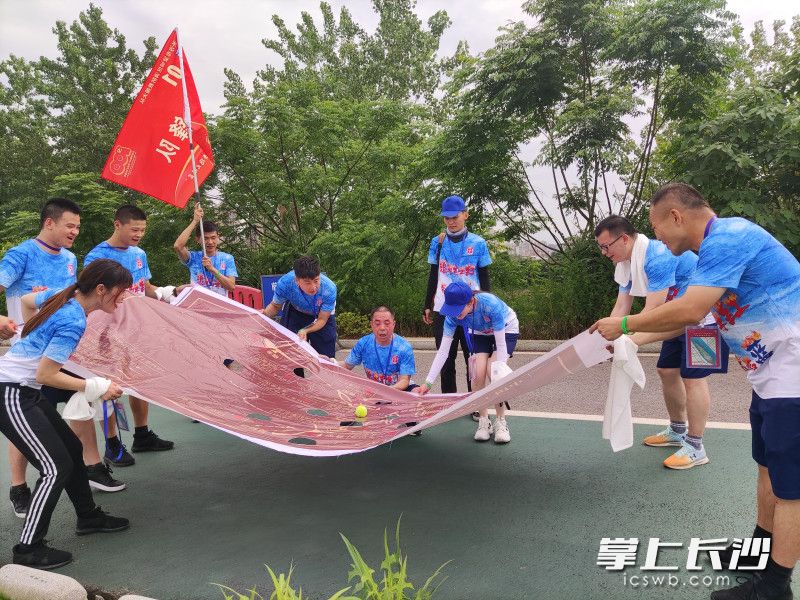 消防指战员在红色马拉松中全力奔跑，学习党史知识。