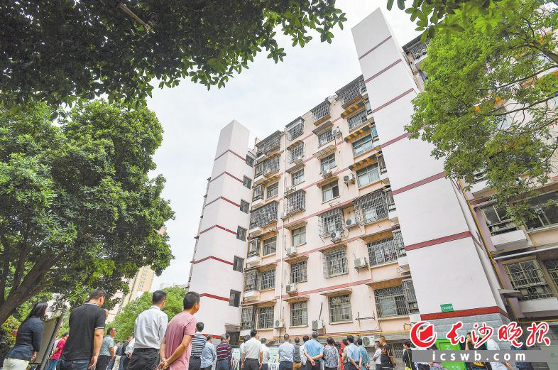 参加全省既有住宅加装电梯工作现场推进会的代表来到长沙晚报小区现场参观。长沙晚报全媒体记者 邹麟 摄