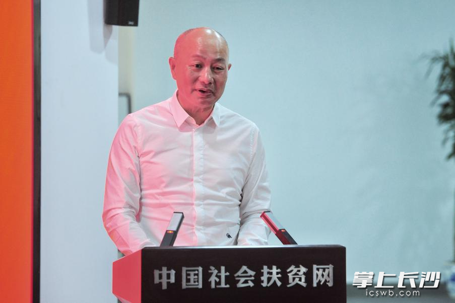 爱尔眼科董事长陈邦作为社会力量参与“光明工程·白内障复明”代表发言。