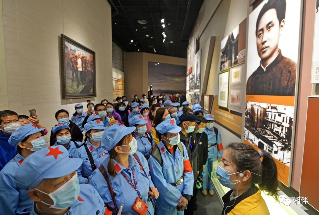 2021年4月15日，众多游客在韶山毛泽东同志纪念馆参观。湖南日报•新湖南客户端记者 李健 摄