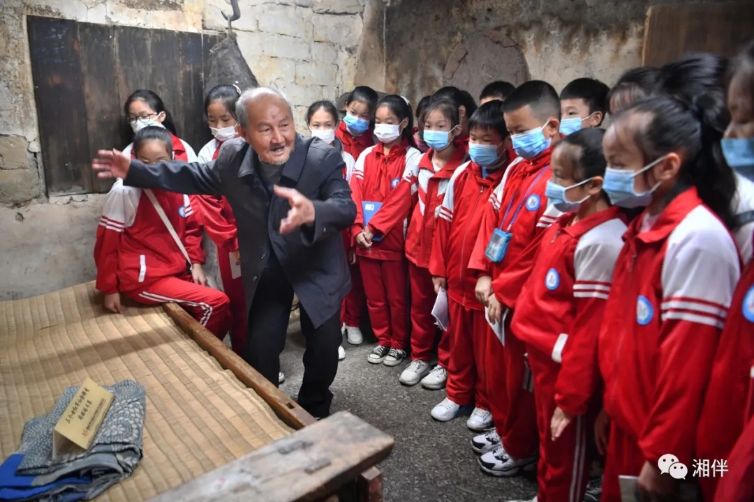 2020年10月7日，汝城县文明瑶族乡沙洲瑶族村，朱中雄在自家祖屋，给前来参观的小学生讲述“半条被子”的故事。湖南日报·新湖南客户端记者 郭立亮摄