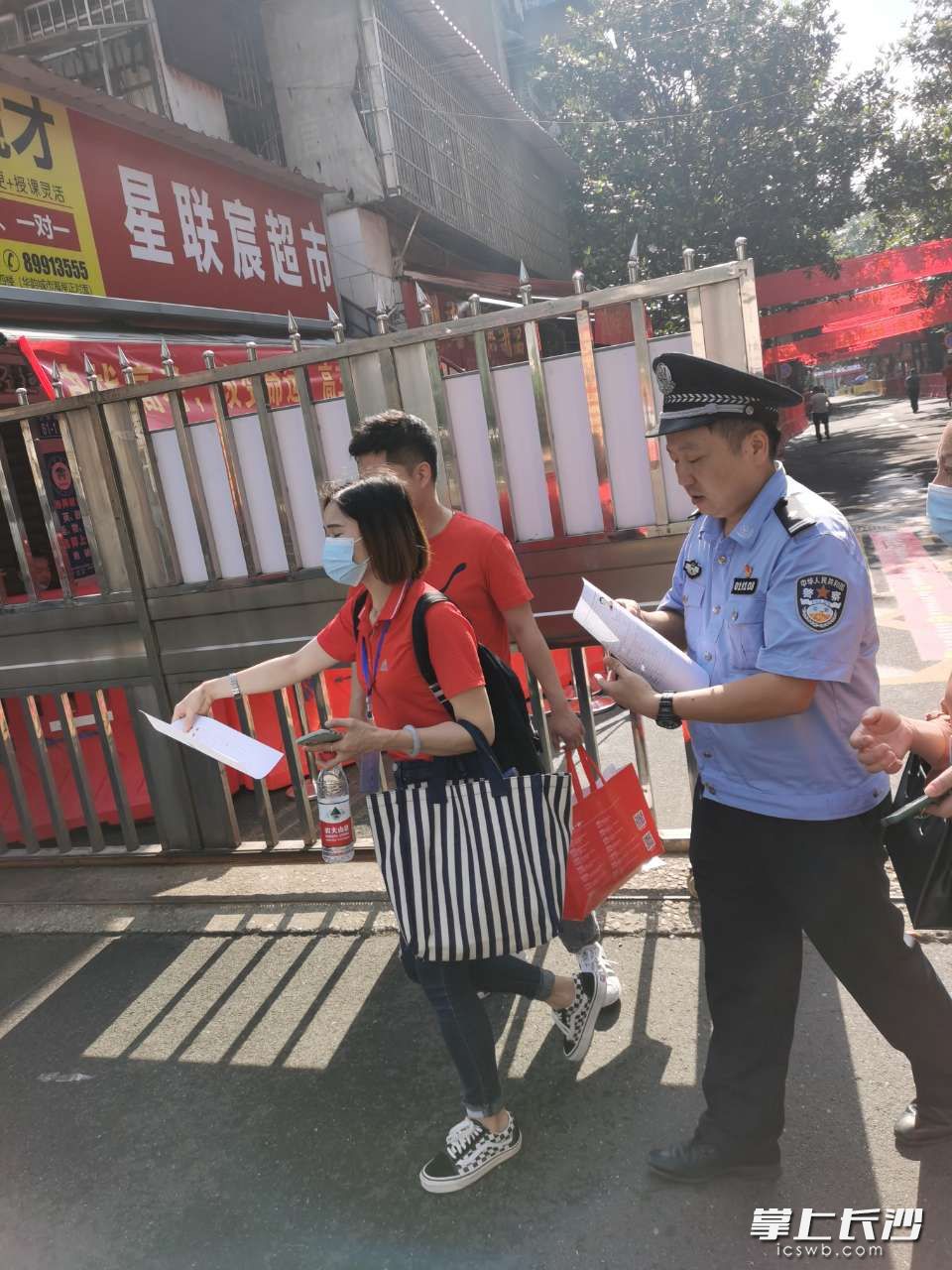 补办好身份证明，派出所工作人员和志愿者第一时间赶往学校。