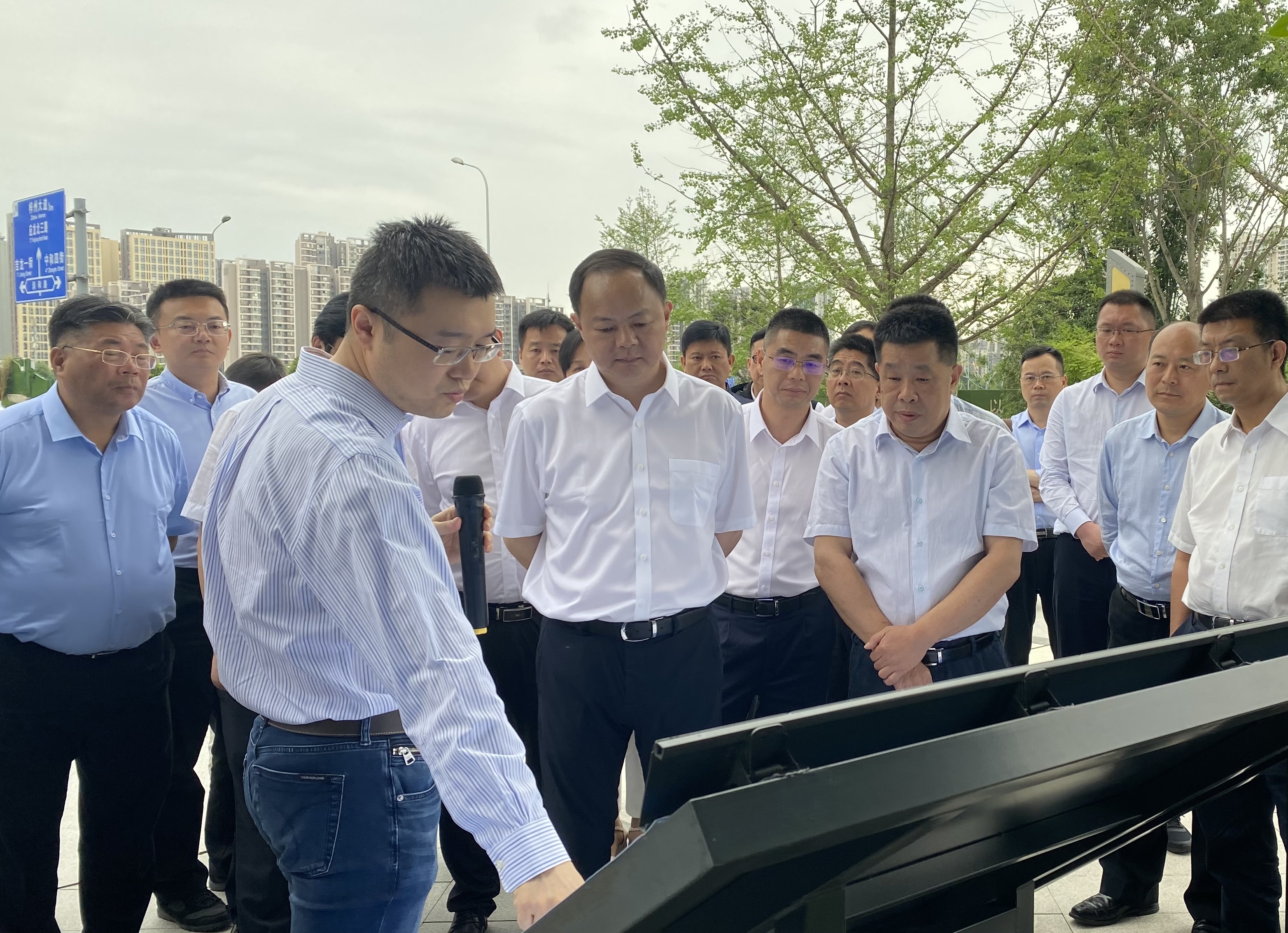 郑建新率团赴四川省成都市，专题考察学习城市品质提升工作。长沙晚报全媒体记者 黄汝兮 摄
