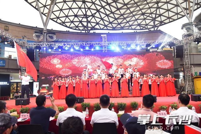 由麓谷街道机关干部带来的首场表演《不忘我党初心，展望灯火中国》。