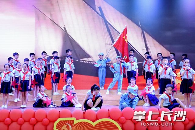 演绎党史故事。