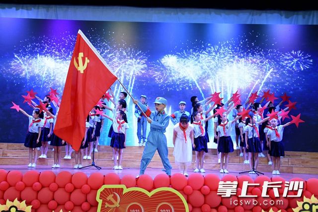 红星闪闪，红心向党。