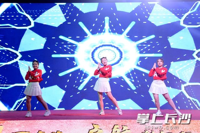 小姐姐的活力舞蹈点燃现场欢乐氛围。