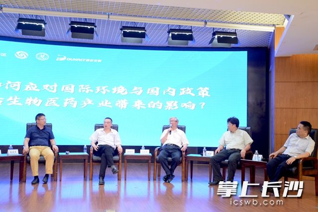 圆桌对话环节，嘉宾共同研讨解析国家战略，互鉴经验。