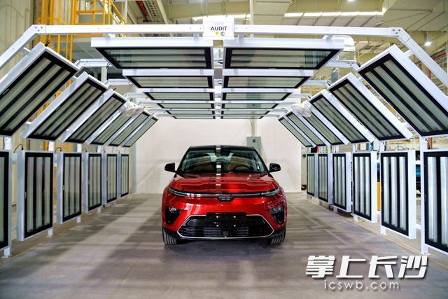 新款天际汽车，停放在新能源的充电位置，等待嘉宾们的“检阅”。