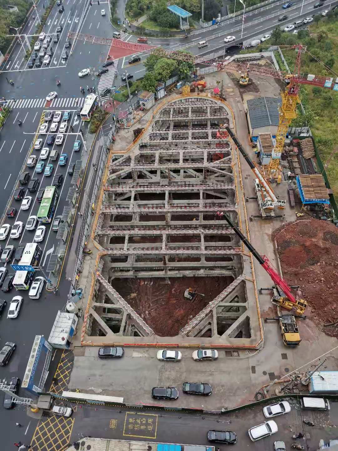 小西门泵站末端调蓄设施及停车场共建项目位于橘子洲大桥河东段南匝道以南，将新增一座排渍泵站、调蓄池和一座地下停车场。均为长沙晚报全媒体记者陈焕明 通讯员 熊飞 摄影报道