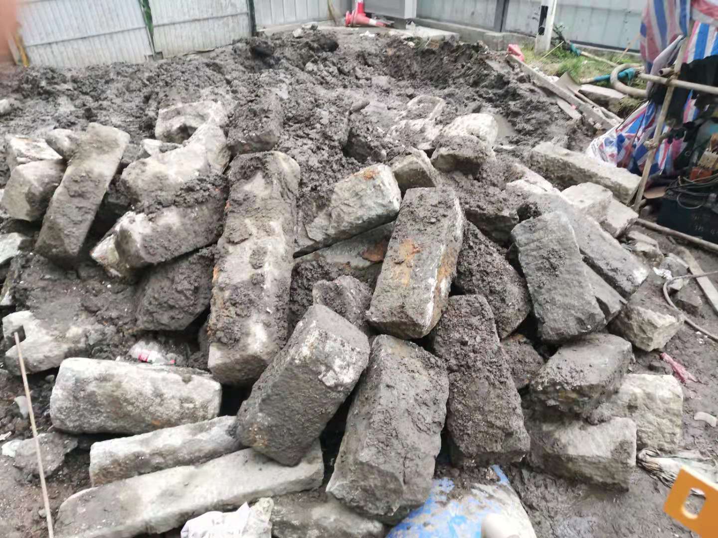 湘江中路下方挖出几十块麻石。