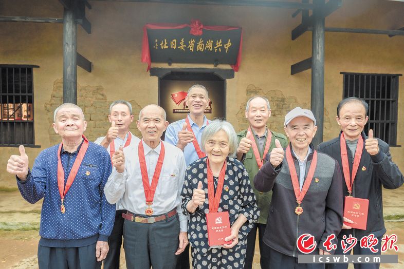 端午佳节到来之际，望城区茶亭镇静慎村，喜获“光荣在党50年”纪念章的老党员代表兴致勃勃地参观了中共湖南省委旧址。 长沙晚报全媒体记者 陈飞 摄