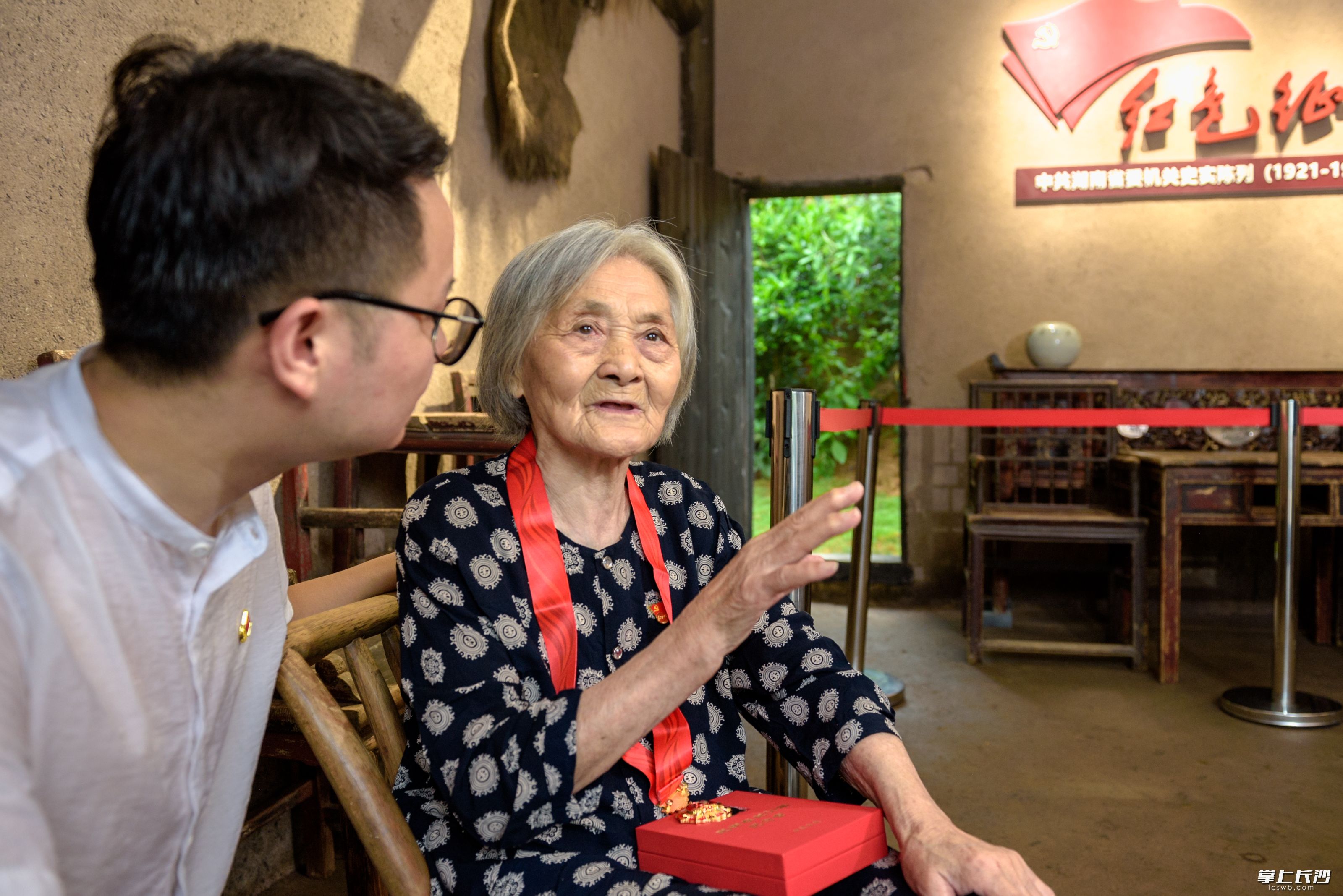 在茶亭镇省委旧址内，纪念章的获得者胡淑华老人回忆了入党的光荣时刻。长沙晚报全媒体记者 陈飞摄