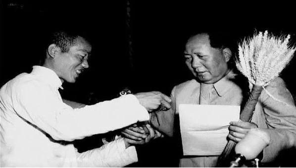 ▲1956年，农民许敬章将一把麦穗送给了毛泽东。