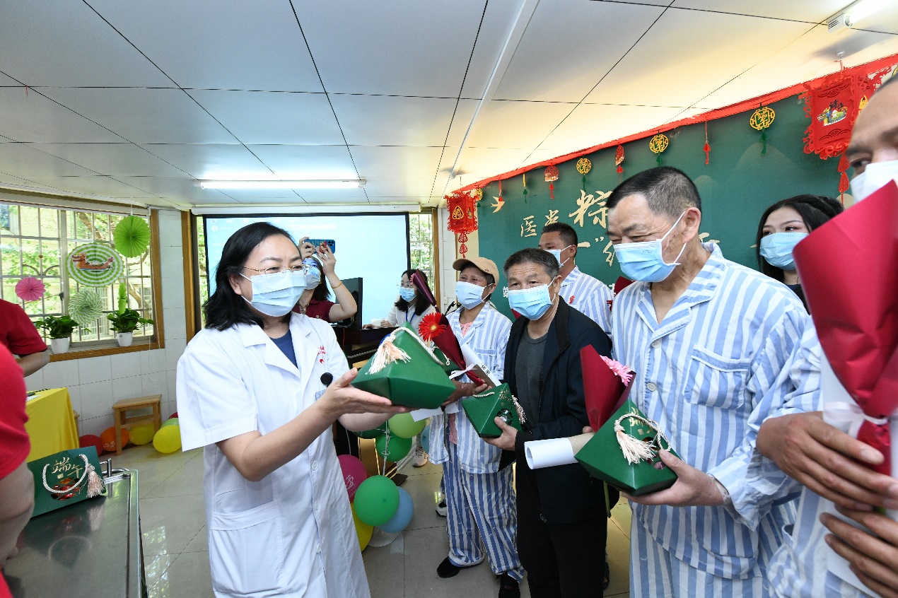 医护人员向患者赠送粽子和香囊。医院 供图