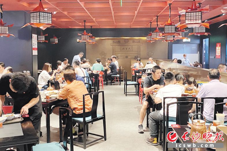 　开张不久的火宫殿市府店在这个端午假期生意爆棚。长沙晚报全媒体记者 刘攀 摄