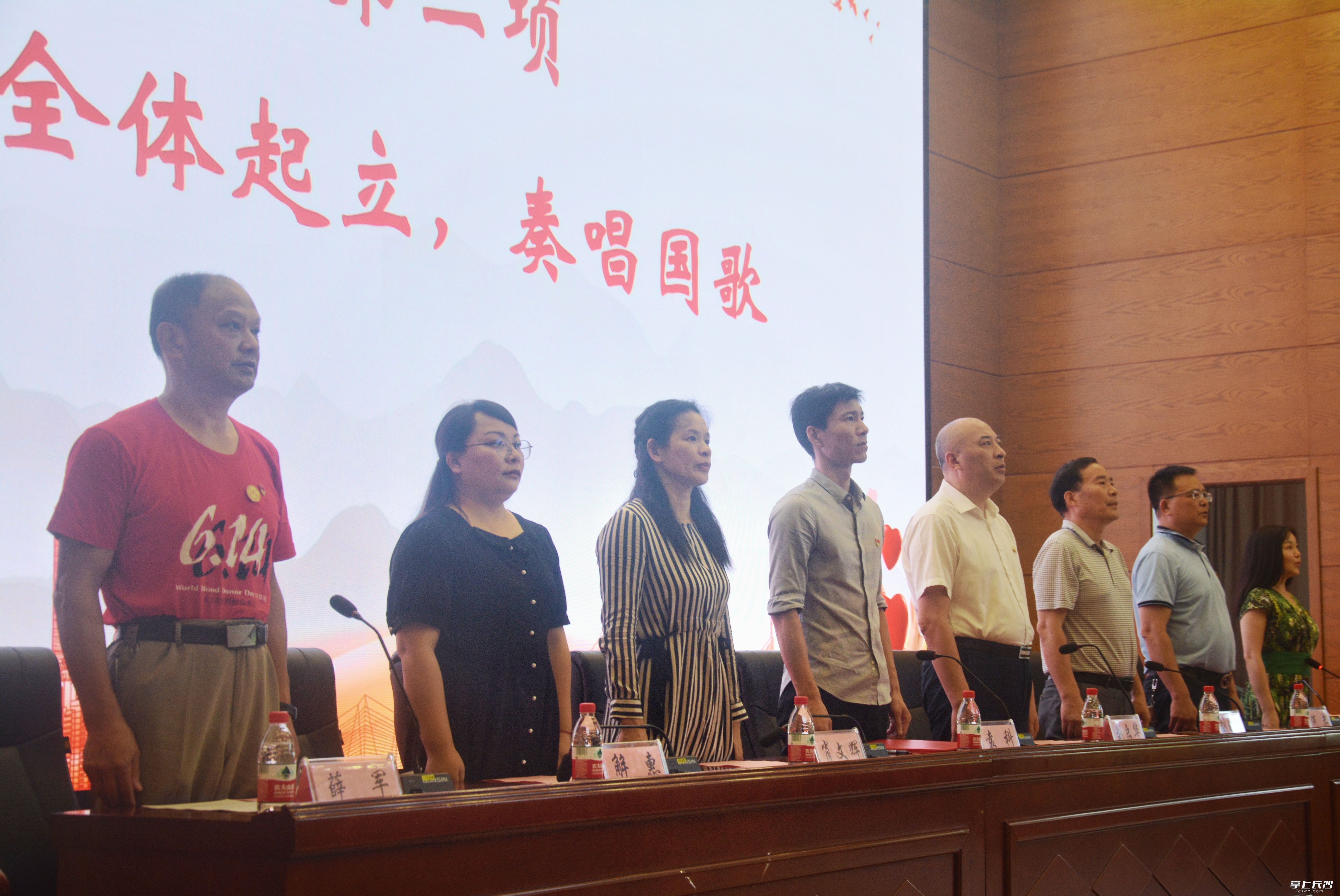 活动现场，参加活动的全体人员起立唱国歌。