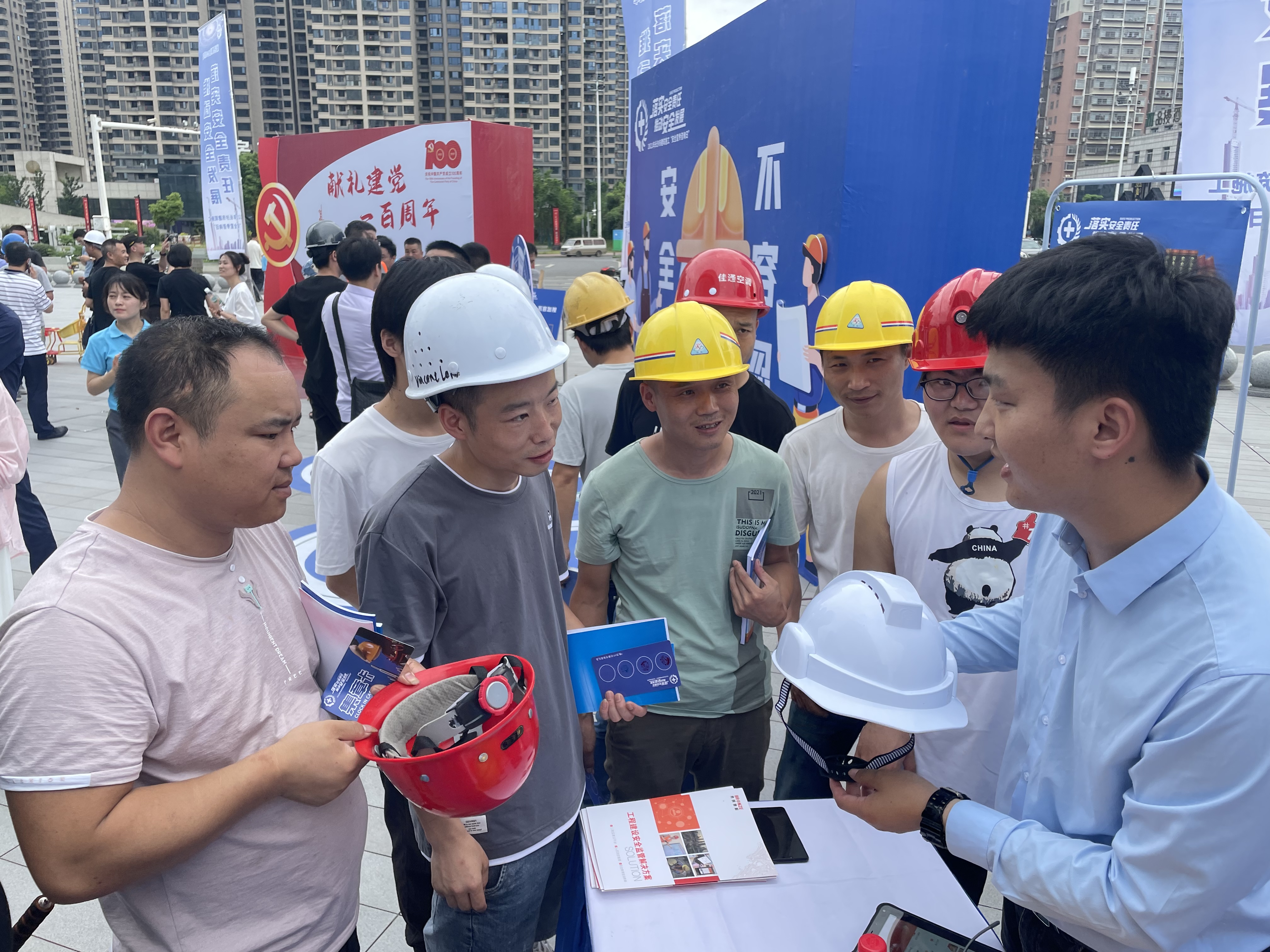 16日，长沙市建筑施工“安全生产宣传咨询日”活动在高铁新城吾悦广场举行，长沙晚报全媒体记者 陈焕明 摄