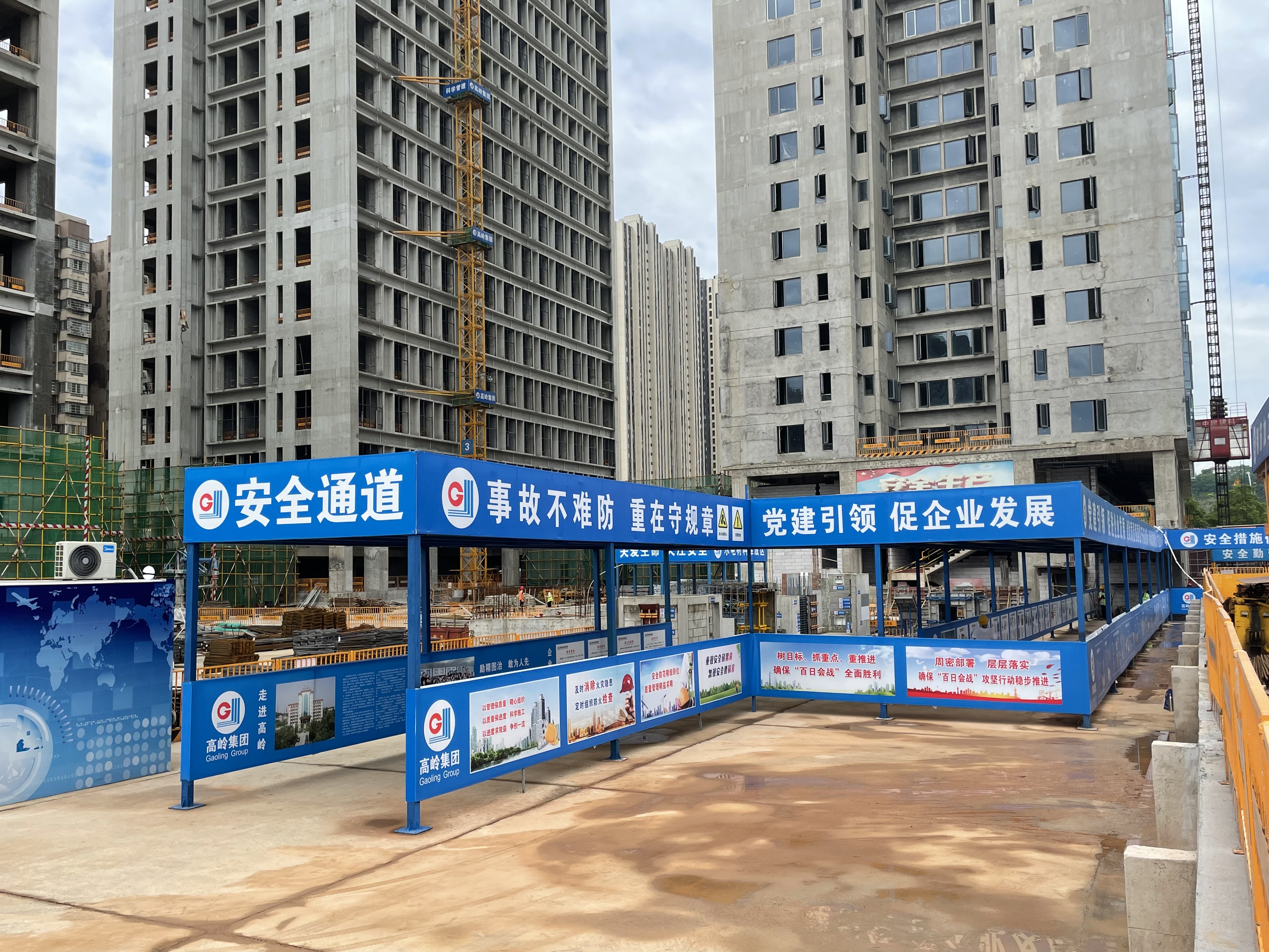 在高岭建设集团佳兆业云顶都汇项目，现场设置安全通道。