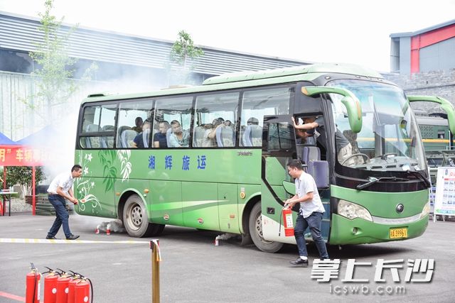 现场进行大巴车火灾事故救援演习。