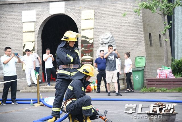 消防队员配合默契，充分展现了娴熟的操作技能和临危不乱的应急处置能力。