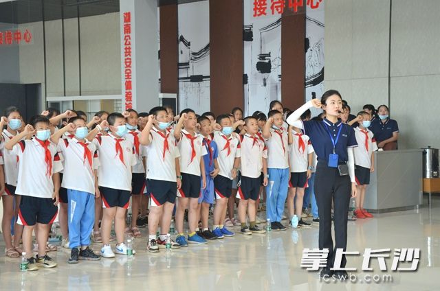 辖区师生代表在公共安全体验馆内宣誓。