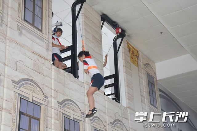 在保障安全的前提下，通过速降撤离高层建筑。