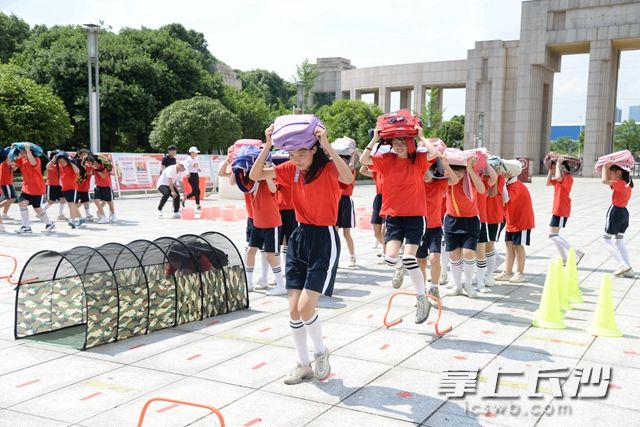 6月16日，麓谷街道安委办开展“安全生产月”宣传咨询日暨辖区微型消防站应急拉练活动。