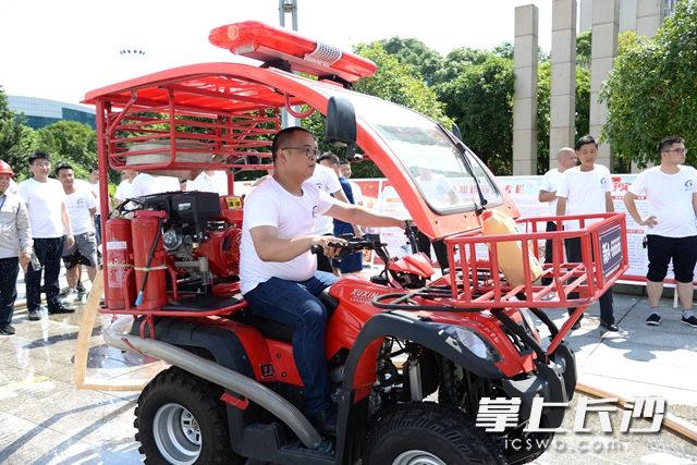 麓谷街道13个社区微型消防站均配备齐全微型消防摩托车及其它应急装备。