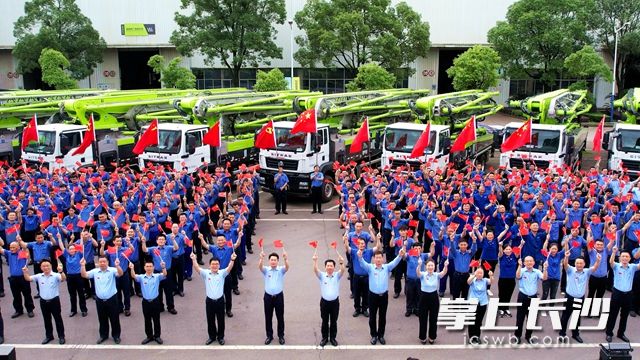 6月16日，中联重科泵送机械分公司组织的经典红色歌曲传唱活动，在一片红色海洋中举行。
