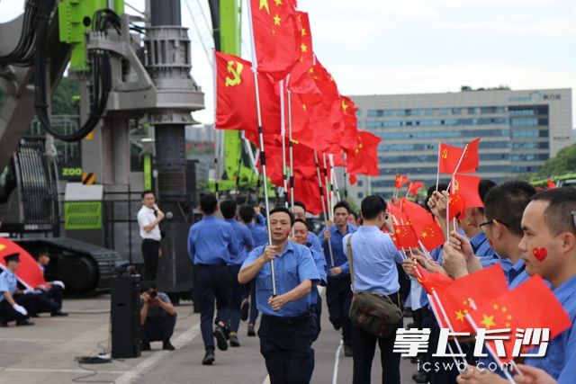 500多名中联重科企业员工，一齐挥动旗帜，用歌声唱响对党的祝福。