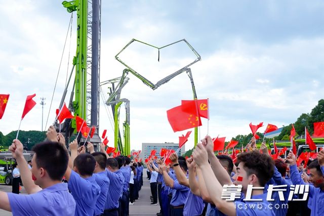 中联重科的混凝土泵车组成了爱心形状，在现场分外显眼。