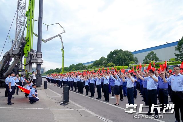 一首首或悠扬或高亢的红色歌曲，响彻在中联重科麓谷工业园上空。
