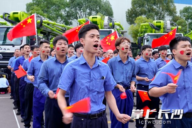 中联重科的员工们纷纷表示，将努力实现企业高质量发展，攀登智能制造新高峰。