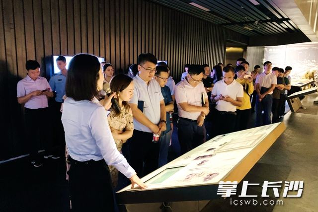 学员们实地参观中联重科麓谷工业园区的工厂、产品展示坪及工程机械馆，深入地了解该企业。