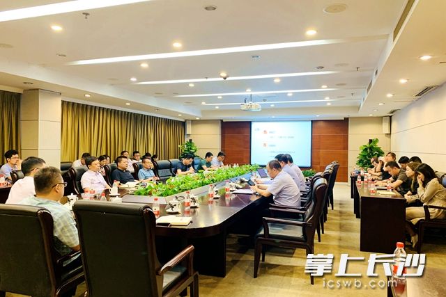 学员们与中联重科的相关负责人进行产业招商互动交流。
