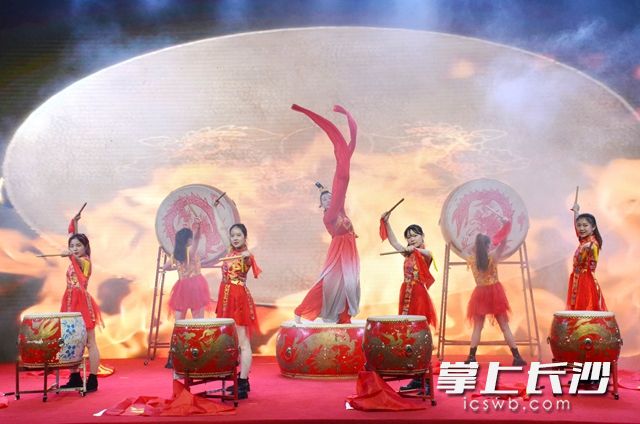 随着激昂的音乐响起，舞蹈《鼓舞中国》拉开了晚会的序幕。